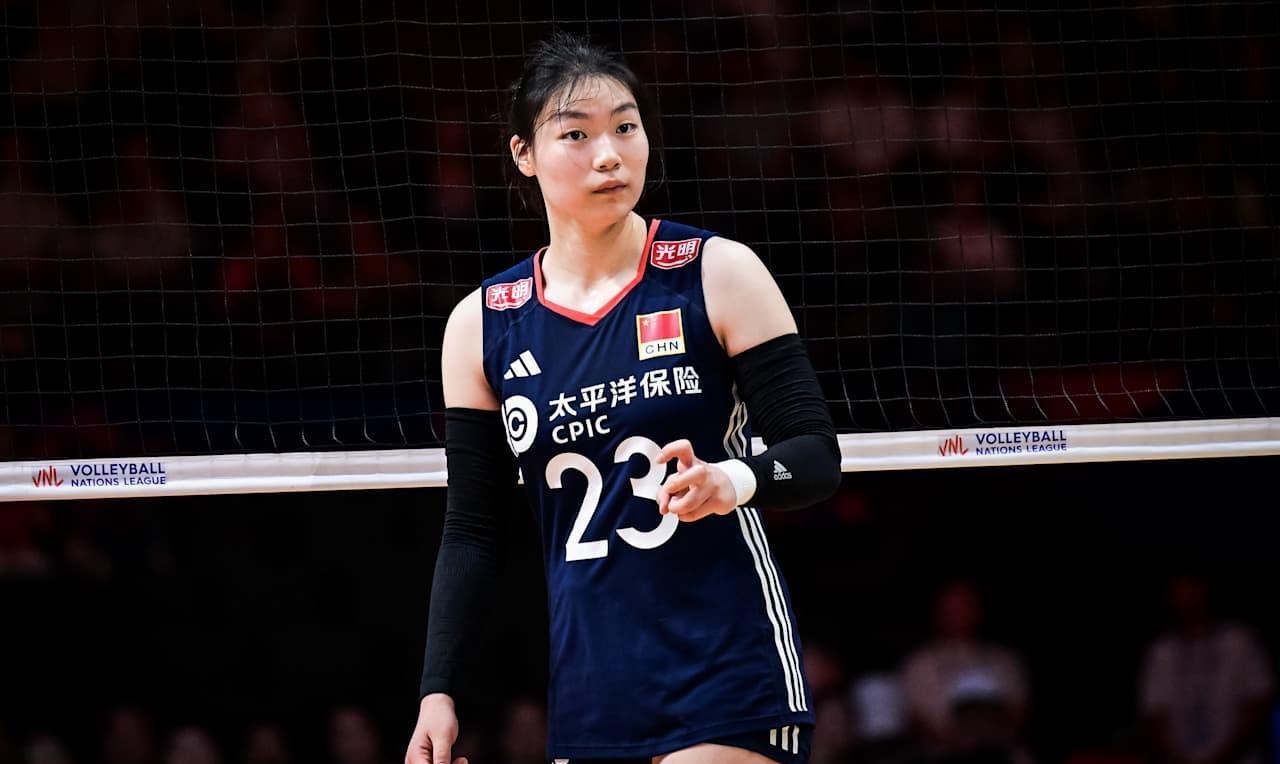 女排16岁小二传张籽萱脑子很清楚，排球智商非常高，大局观好，擅于观察捕捉机会，对