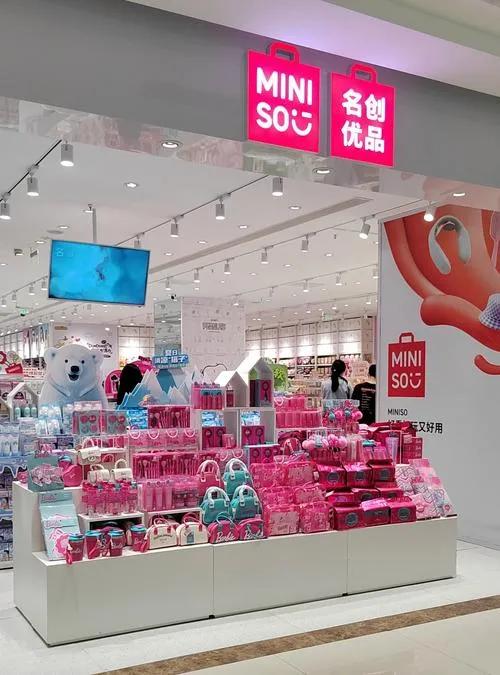 全世界最大的骗局就是名创优品，它根本不靠卖饰品赚钱，其背后的赚钱模式远远超乎你的