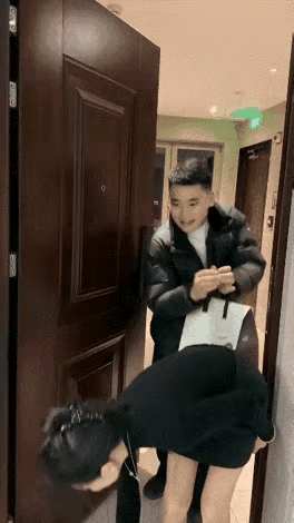 不熟悉的声音，那肯定就不是熟悉的人啊，还瞎猜