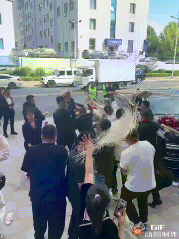 黑龙江一对新人结婚当天，新郎刚把新娘接到婚礼现场门口，就被一堆亲朋好友堵住，他们