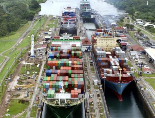 最近巴拿马的操作可以写进《外交行为大赏》。一边闯港口接管中资企业，另一边又开