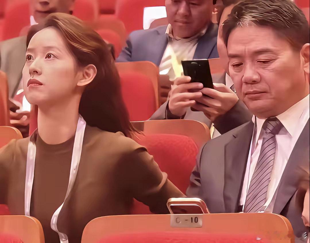 感觉章泽天的面相都变了!刘强东章泽天夫妇久违合体参会,一前一后全程面无表情,感觉