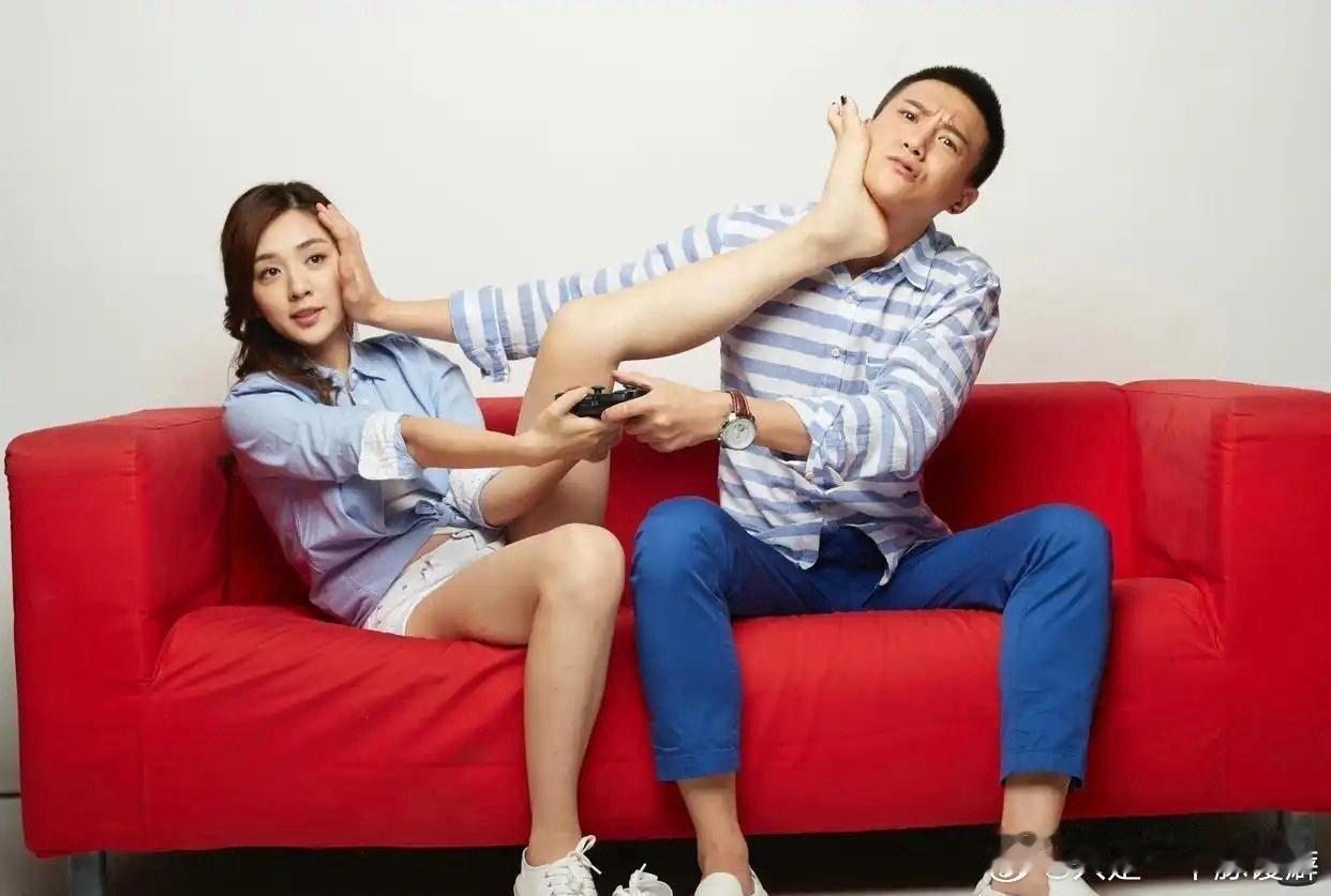 王晓晨这组旧写真趣味感十足，红色沙发之上，上演情侣日常打闹名场面。​