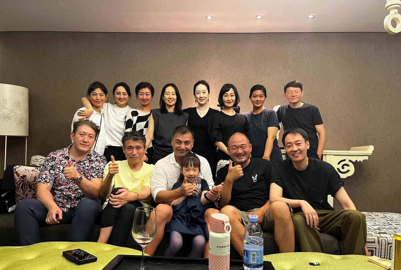 翻到一张中戏表演系93班的合照。突然发现，《蛮好的人生》饰演李奋斗的赵龙豪也是朱