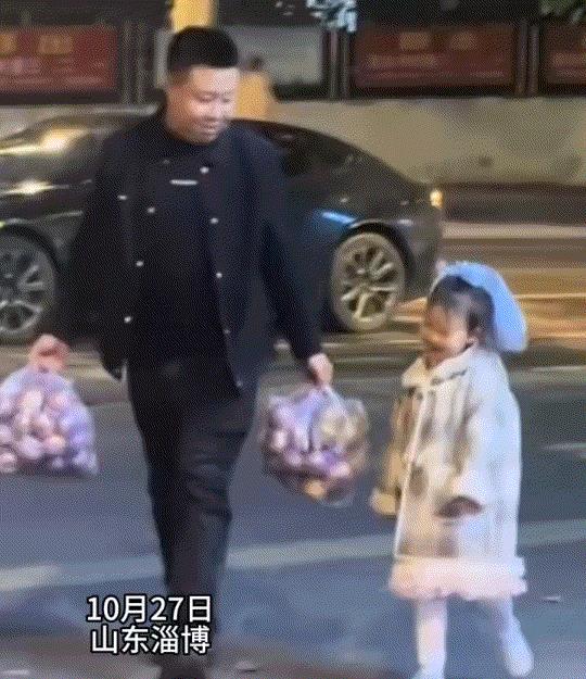 山东淄博,一男子和女儿晚上偶遇一名老人,大冷天还在路边卖苹果,见状男子也很心疼老