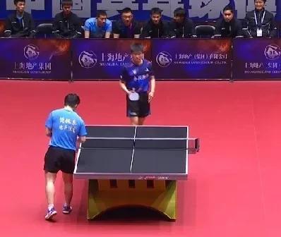 小将不惧“老将”徐英彬太幸运了首战就遇到了久别赛场的樊振东更厉害的是他先下