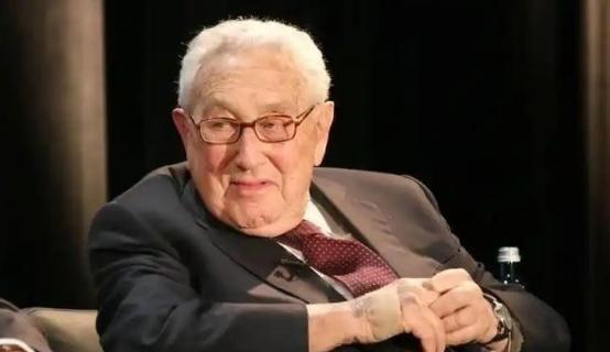 一旦中美开战，美军将全面轰炸中国？100岁的基辛格早就发出过警告：“美国盟友再多