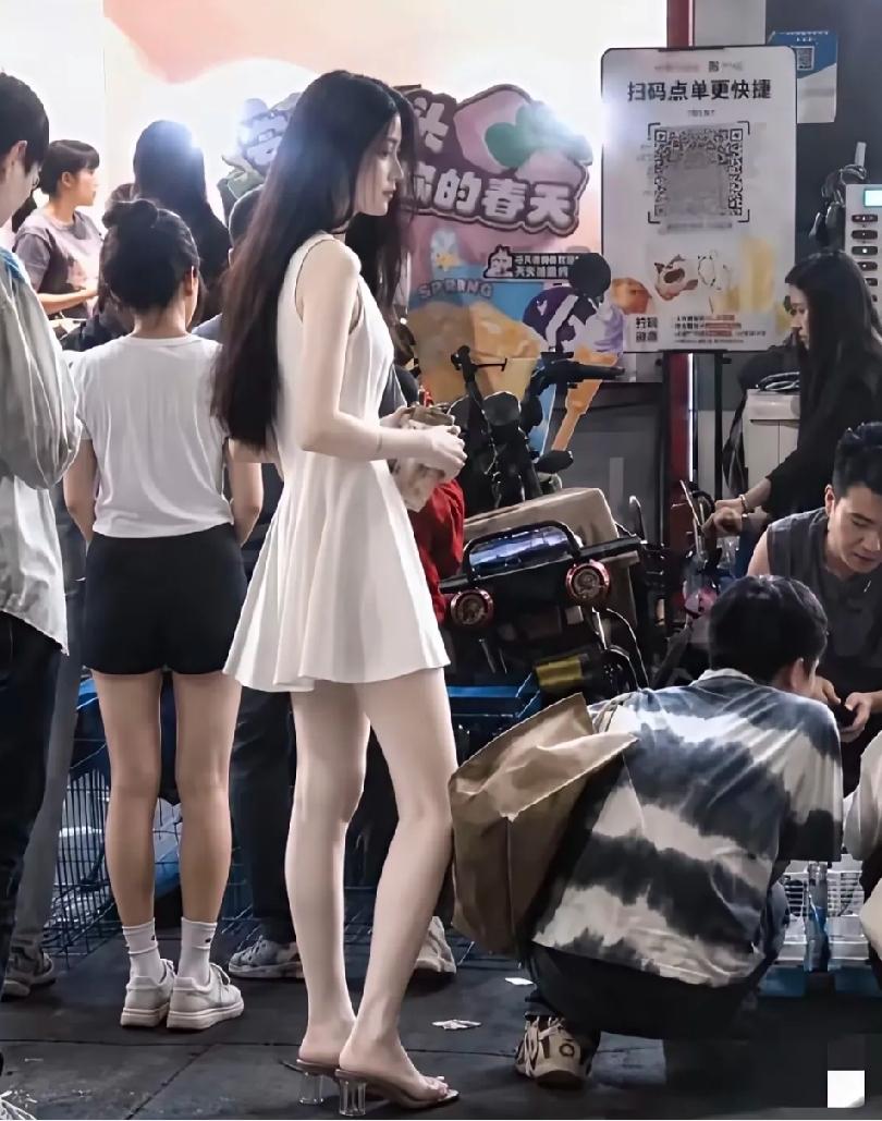 这个小仙女怎么这么美？肤白貌美大长腿，长发披肩小蛮腰，我说天仙下凡也不过如此！