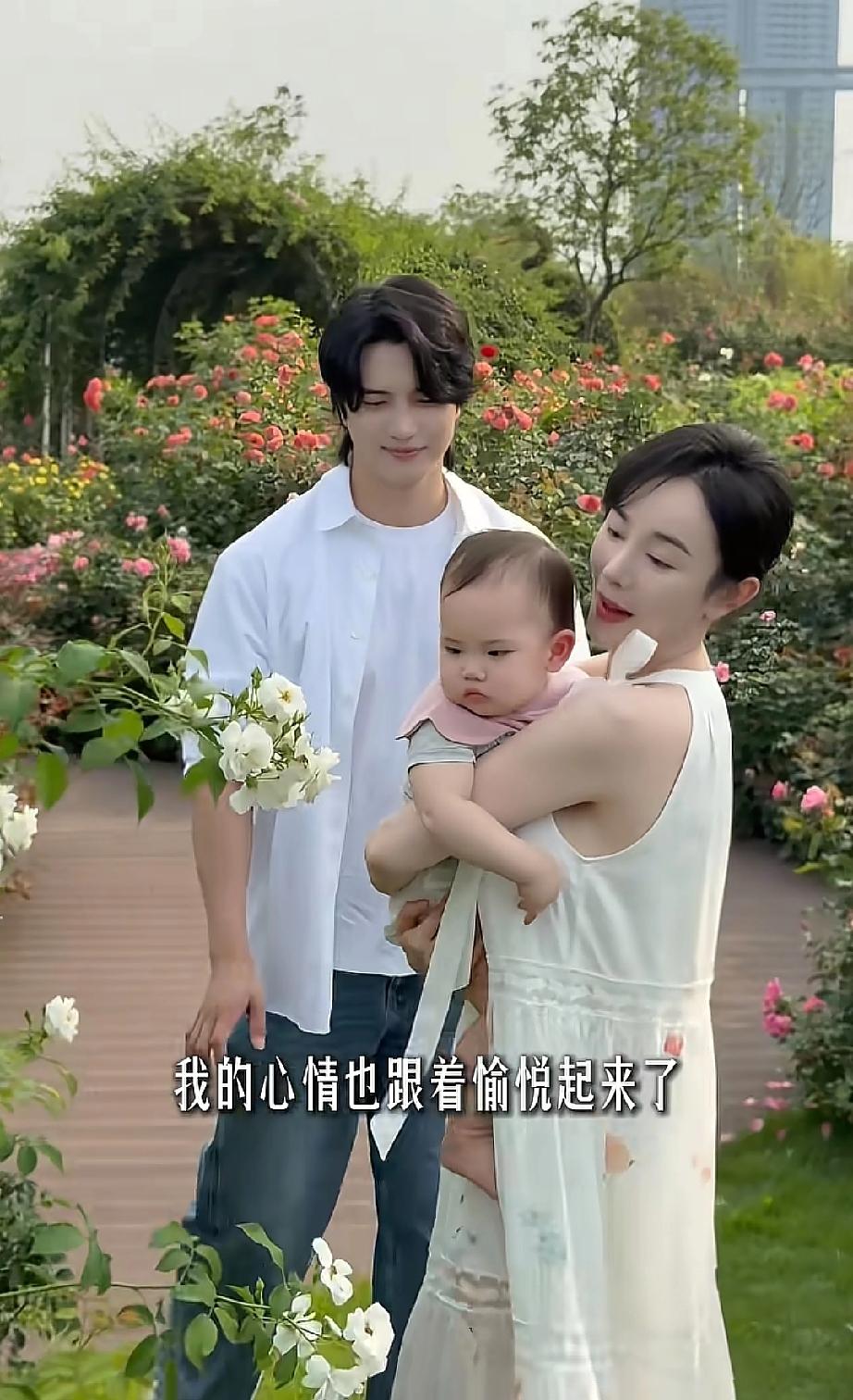 张檬小五夫妻俩带一岁的儿子出去春游，去了一个公园赏花，真是人比花还要美，他们一家