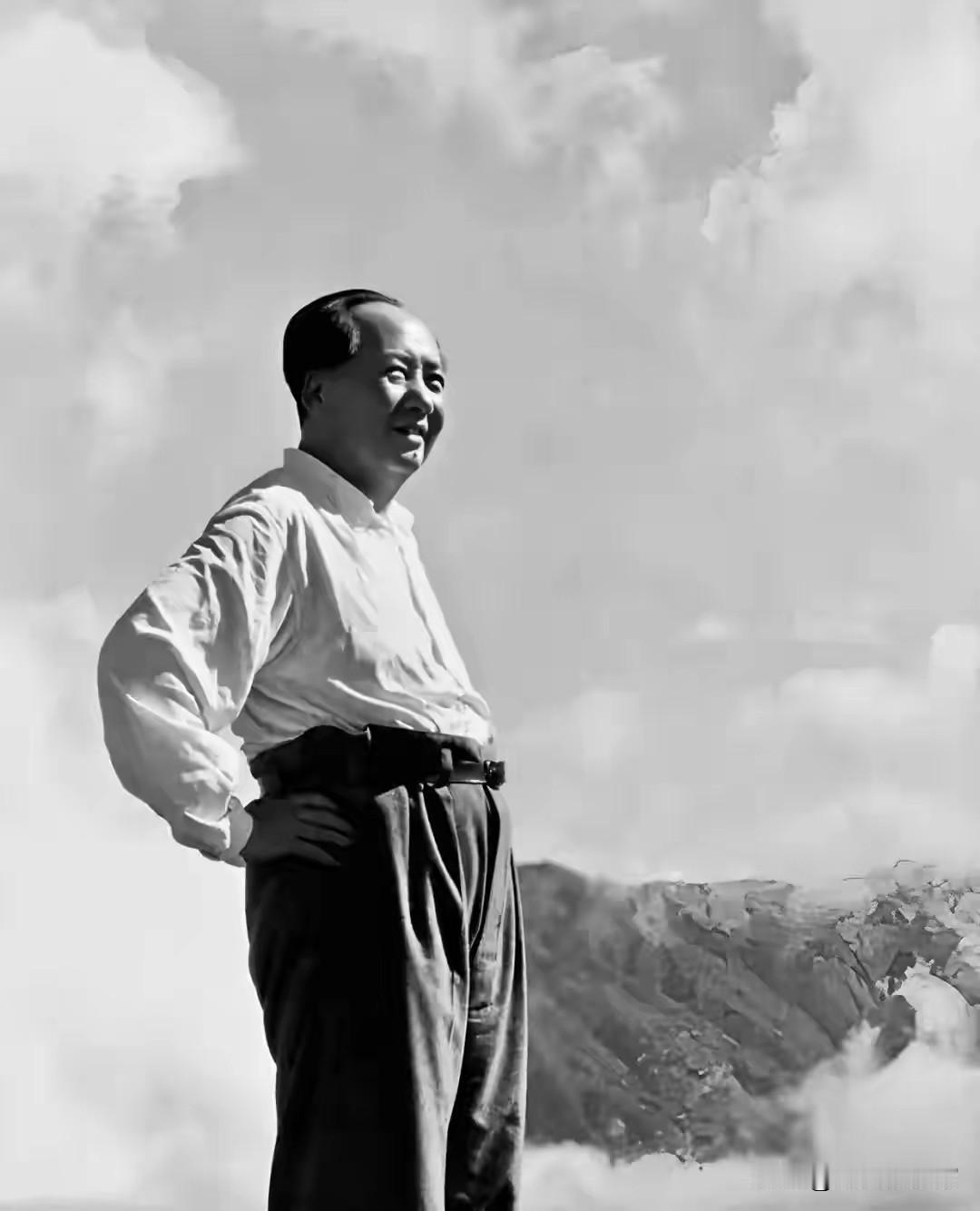第一张（山间远眺）群山巍峨，云海飘荡。毛主席立于高山之上，远眺万里河山。迎
