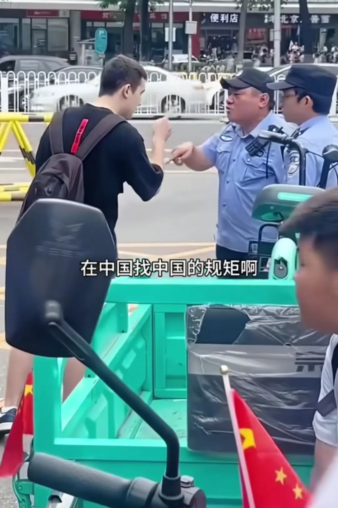 这个白人很嚣张，为帽子叔叔点赞。