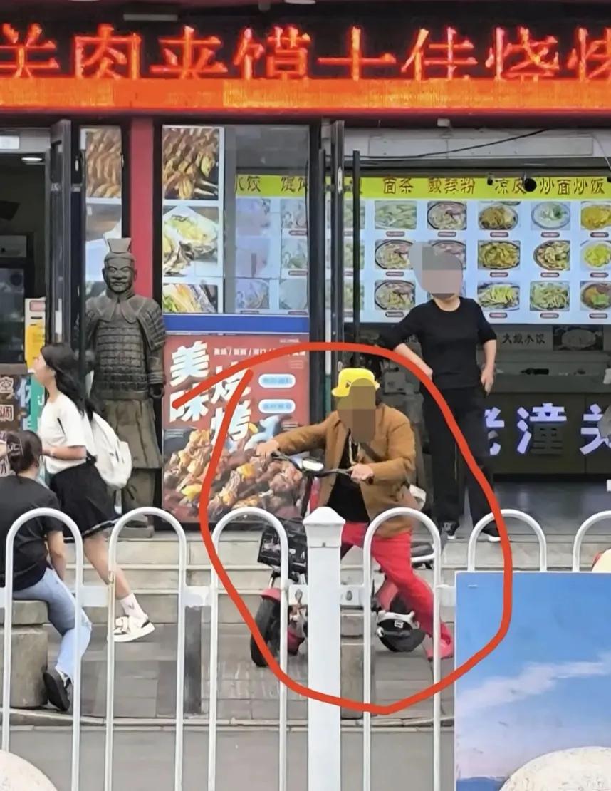 网友一觉醒来，发现徐州火车站的肉夹馍老板彻底火了，不仅是因为店铺卫生不好，还有老