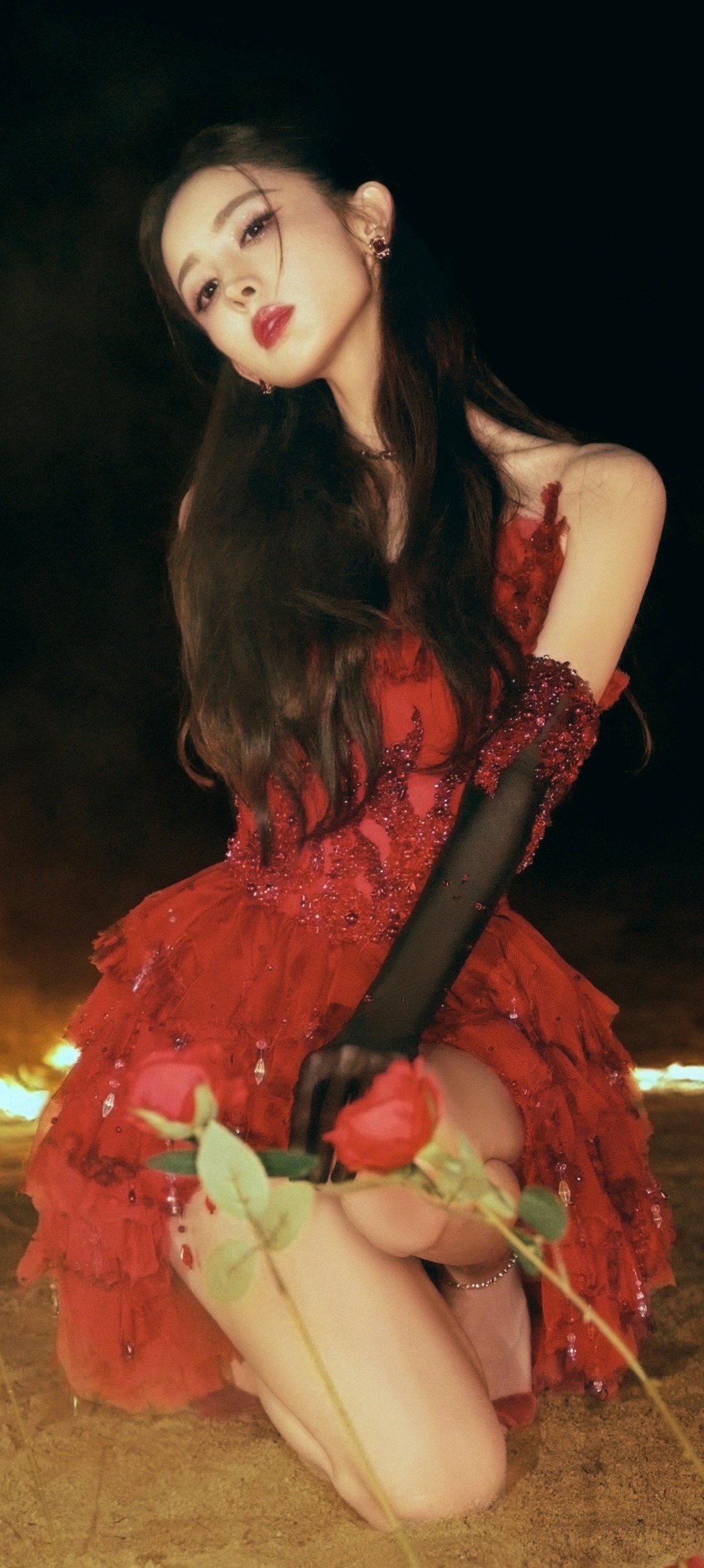 古力娜扎穿搭壁纸：红裙美腿，热烈的异域美人。娜扎