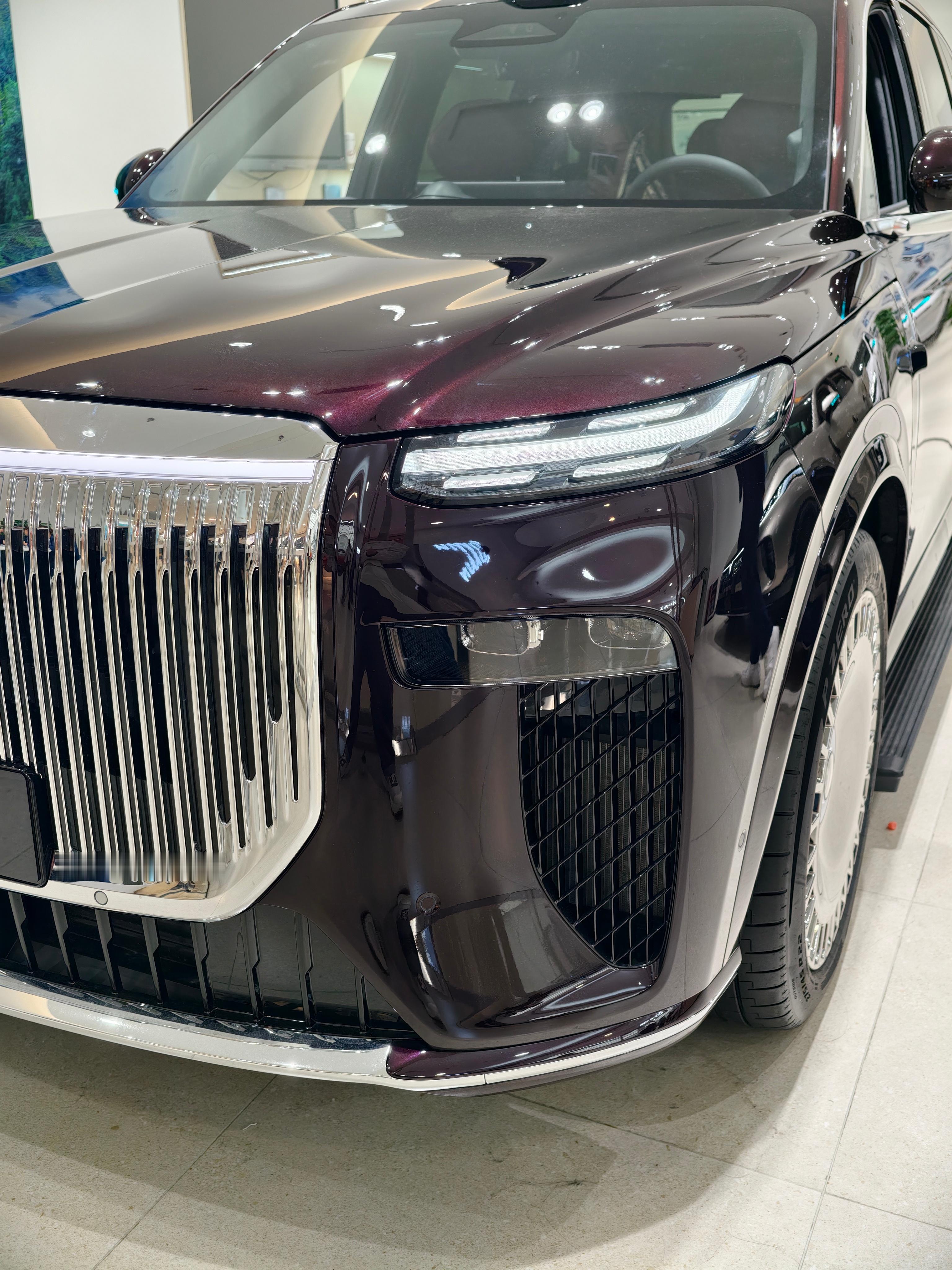 新能源汽车今天看到了岚图泰山的实车旁边有个人说，哇，这车得百万级吧确实，泰山实