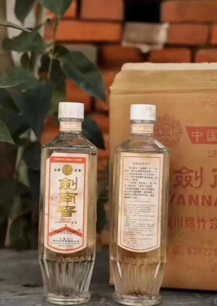 剑南春的聪明之处就在于，准确的找到自己的定位，哪怕只是中端，稳扎稳打，成为价格段