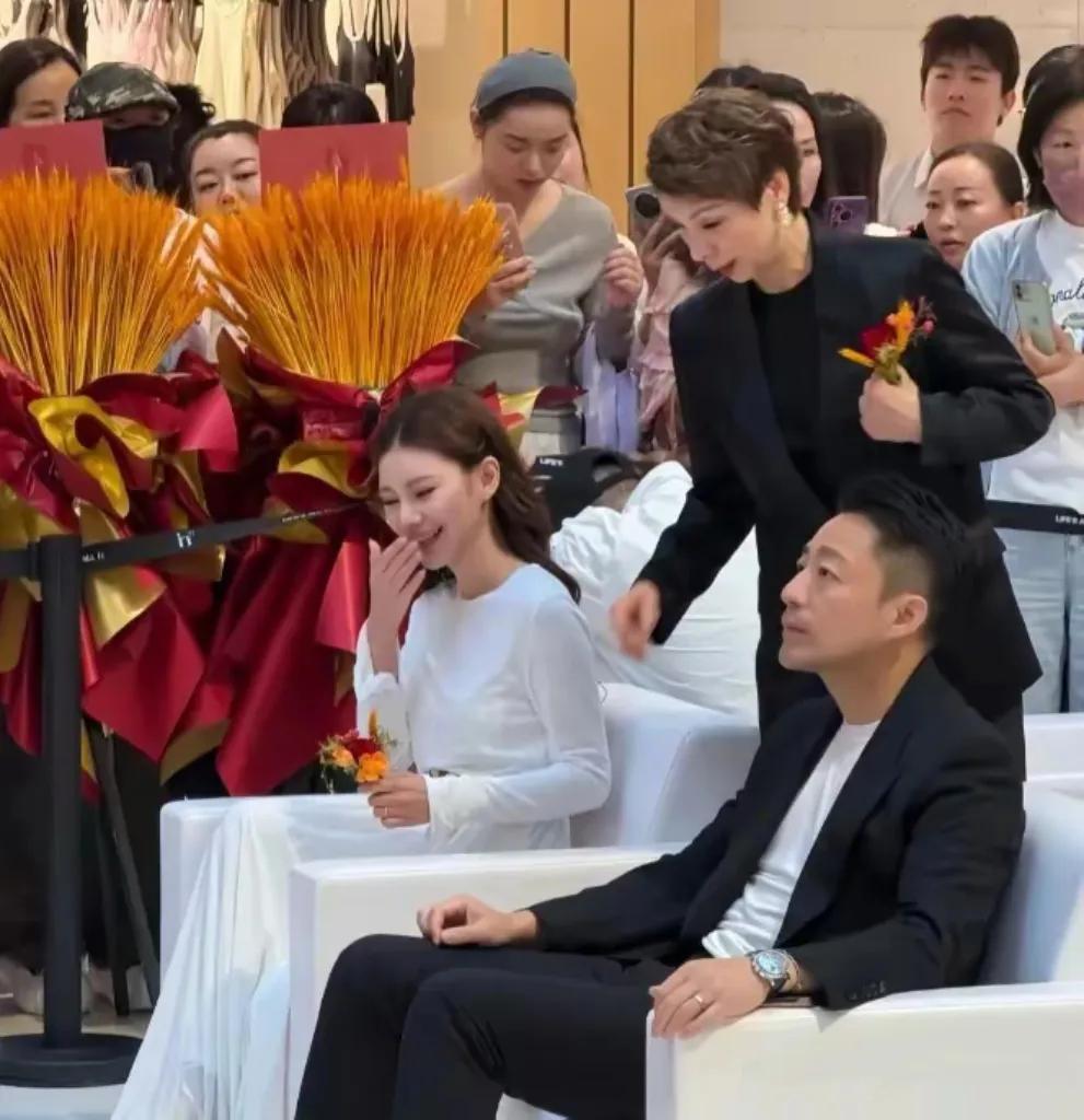 家人们，汪小菲这回可算遇到“高人”啦，就是他媳妇马筱梅！小菻菻之前玩平板入迷