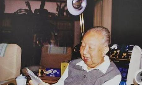 1998年1月，长沙市委代表蒋新祺去看望华国锋，交谈中，已从不过问政治的华国锋突