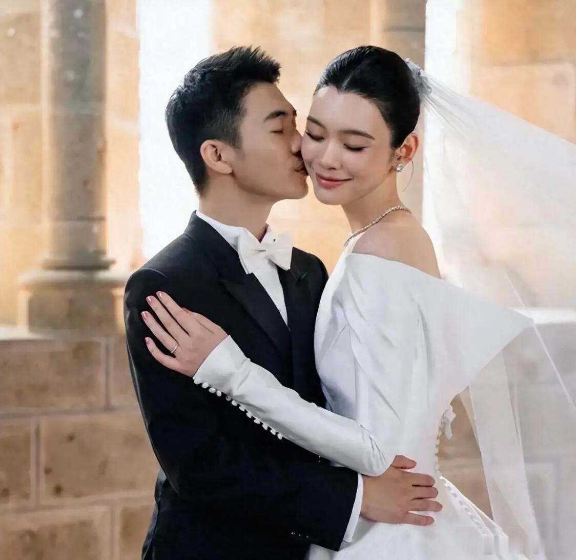 奚梦瑶结束婚礼后自己背个包就走了这绝对是豪门婚礼的反差，婚礼刚结束奚梦瑶火速脱掉