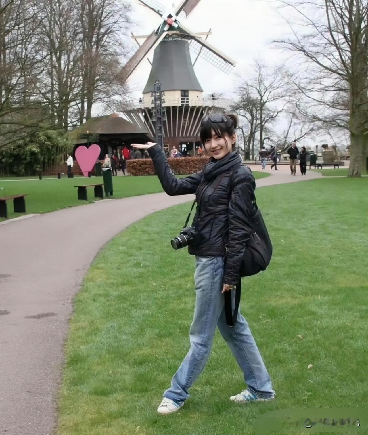 有网友看到江疏影留学时的照片，脱口而出一句话:“能留学，还用单反，那个年代能做到