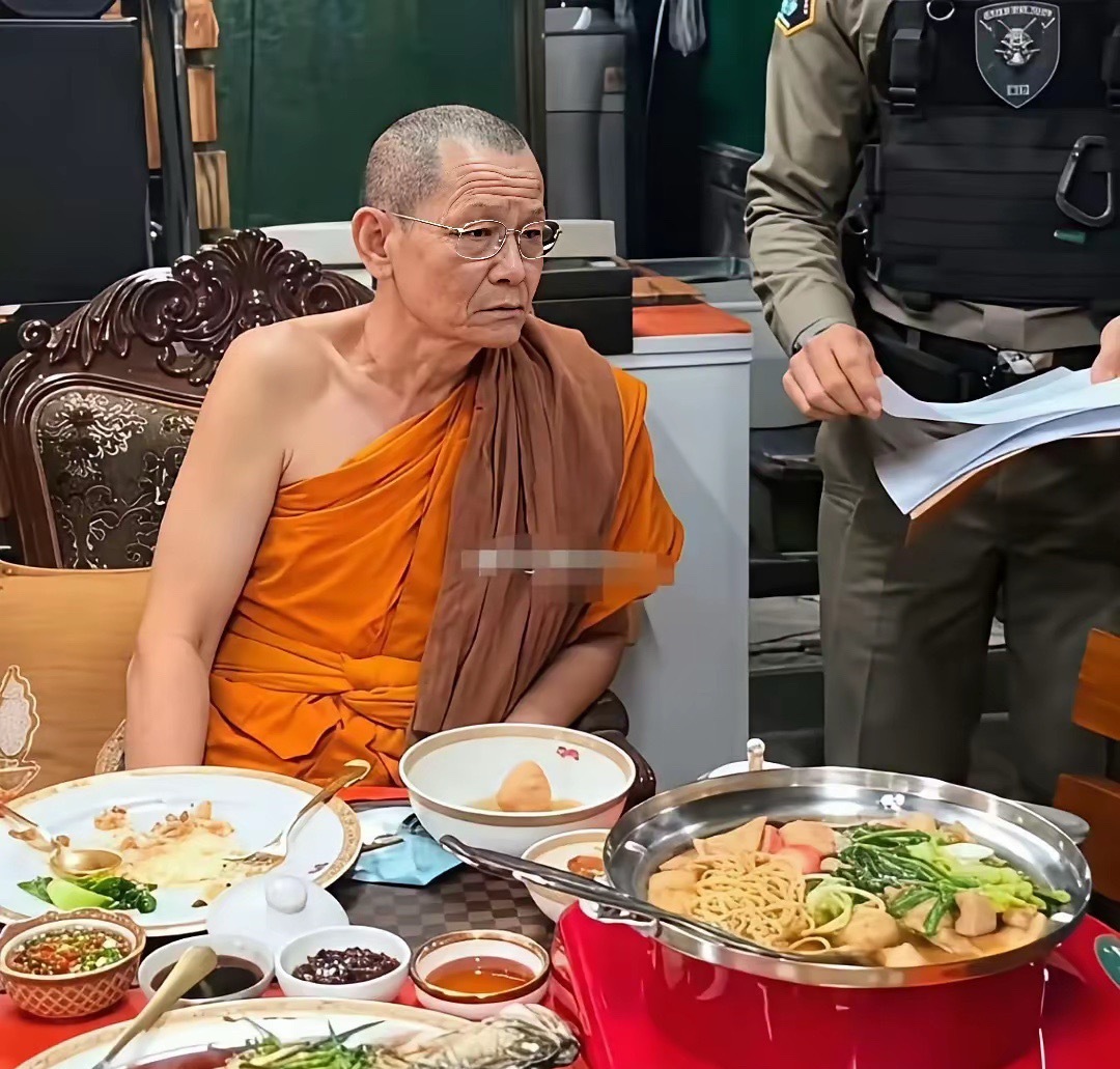 泰国66岁网红僧侣阿赞初丑闻曝光看来这位住持名气很大啊居然还有人送人民币​