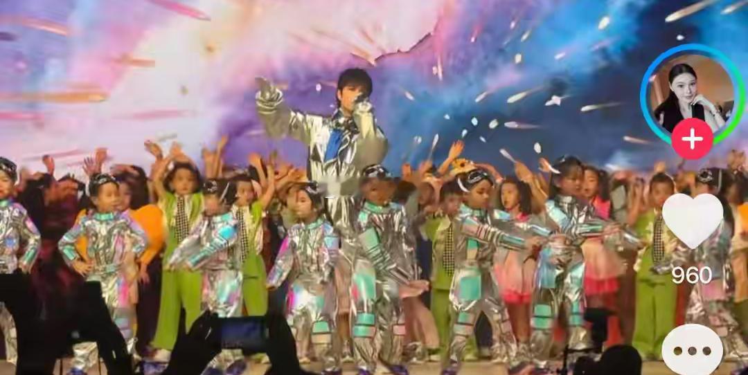 何猷君奚梦瑶儿子幼儿园毕业！奶奶梁安琪现身，古巨基竟然在卖力表演