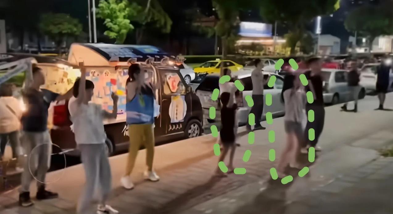 悲哀！疯了！岛内绿营团体带着儿童在街头宣传“罢免”，边跳舞边带着孩童喊“罢免成