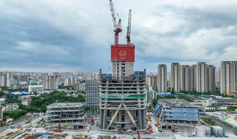 12月16日，在全岛封关运作冲刺时刻，海南第一高楼海南中心项目塔楼核心筒顺利封顶