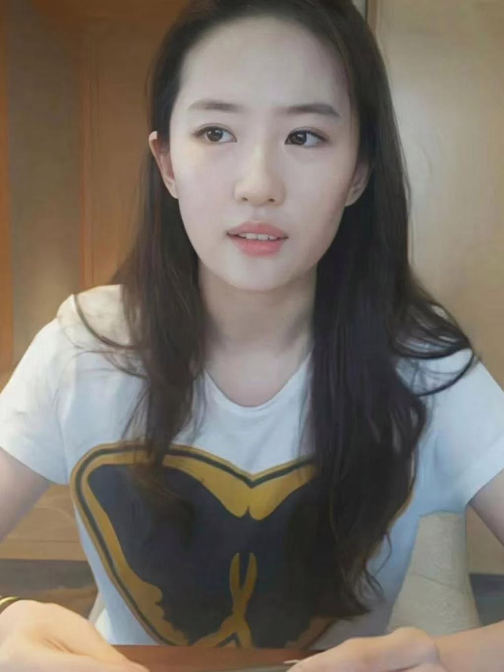 刘亦菲直播时不知道怎么直播，几万人看她在那安安静静的画画。画面也很美好，美颜和打