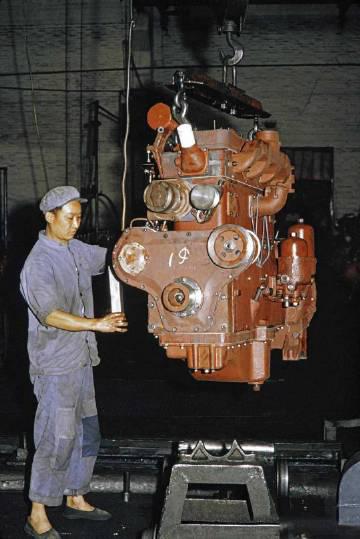 这是50年前中国最大的拖拉机厂洛阳第一拖拉机厂工人的照片。即便是当时社会地位很高