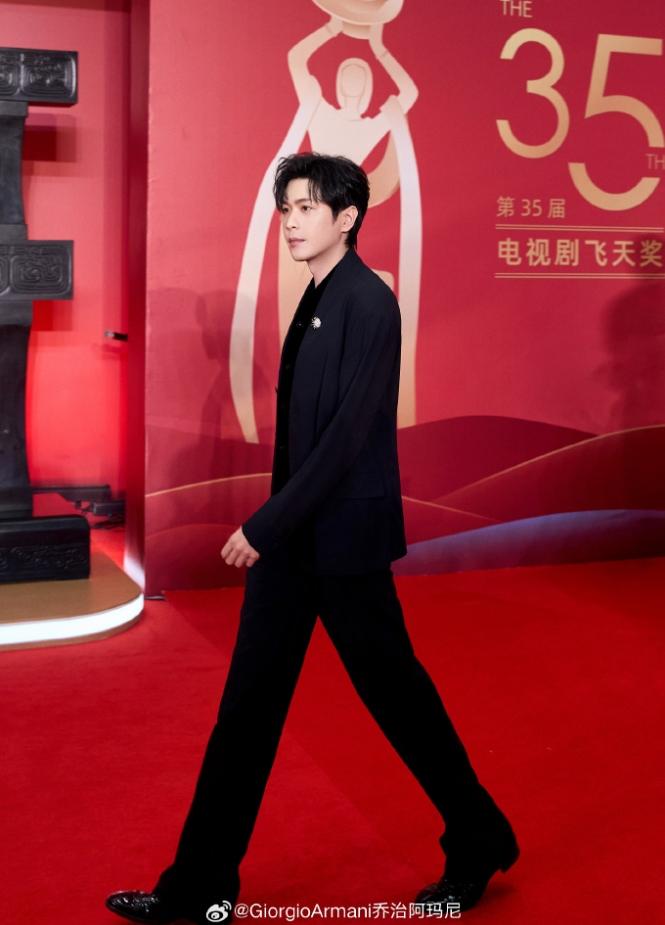 张若昀有望拿下新奢代！张若昀穿阿玛尼出席了飞天奖，原来他代言了5年的芬迪男装到