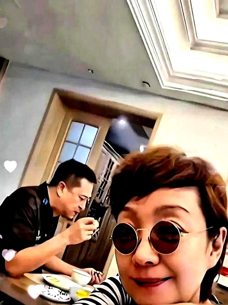 婚变传了5年，张嘉益一句话没回。新剧《主角》在央视开播，20分钟收视冲到2.
