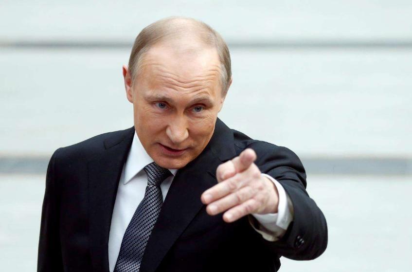 泽连斯基在欧盟会议现场举着麦克风，说，“有欧盟支持，我们一定能赢俄罗斯。”说话声