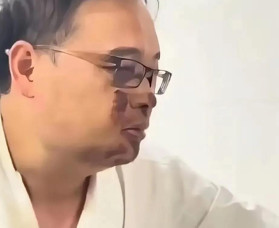 一男子，骑电动自行车上班，摔伤了。这事儿在圈里传开，直接成圈里最新笑话！同事都