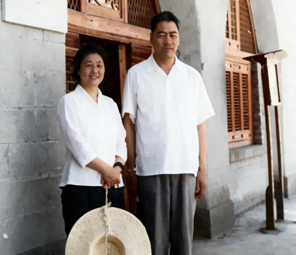 这是五十年代，张宗逊上将与妻子杜芳的合影照。张宗逊上将身高很高，身体壮实，目光