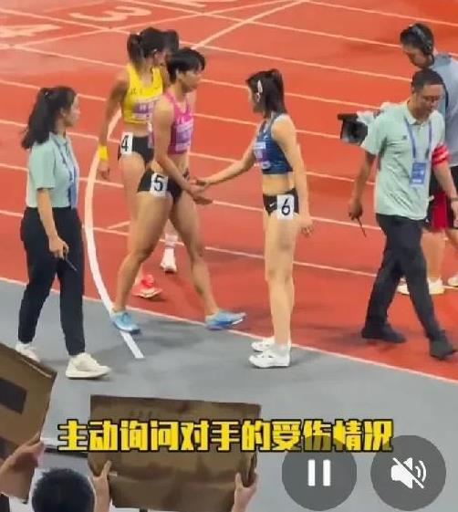比赛很残酷456道，两人后程发力过猛摔倒，吴艳妮以稳定的心态和栏间技术夺冠。