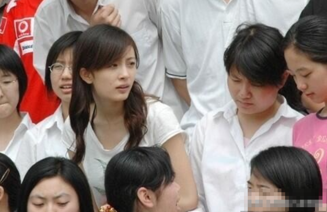 这是拍于20年前的一张毕业照，照片中的女孩那时才读完高中，样貌青春，方方的脸，小