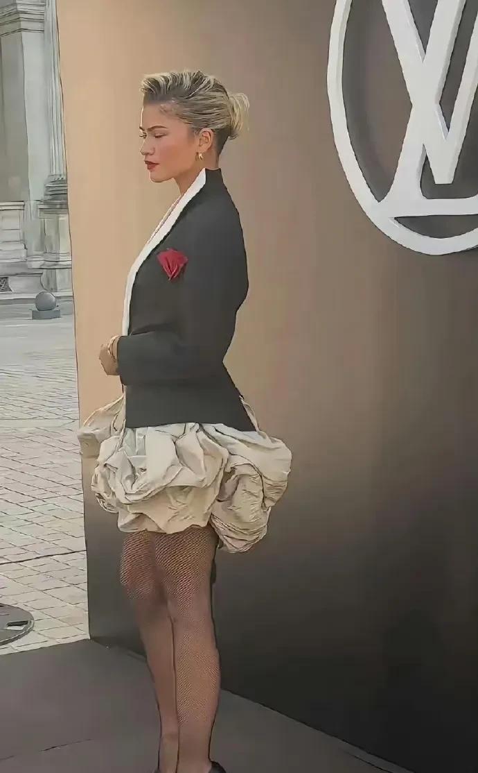 高跟鞋和裹小脚本质是一样的，是糟粕还是时尚取决于舆论，毕竟三寸金莲裹小脚当年也是