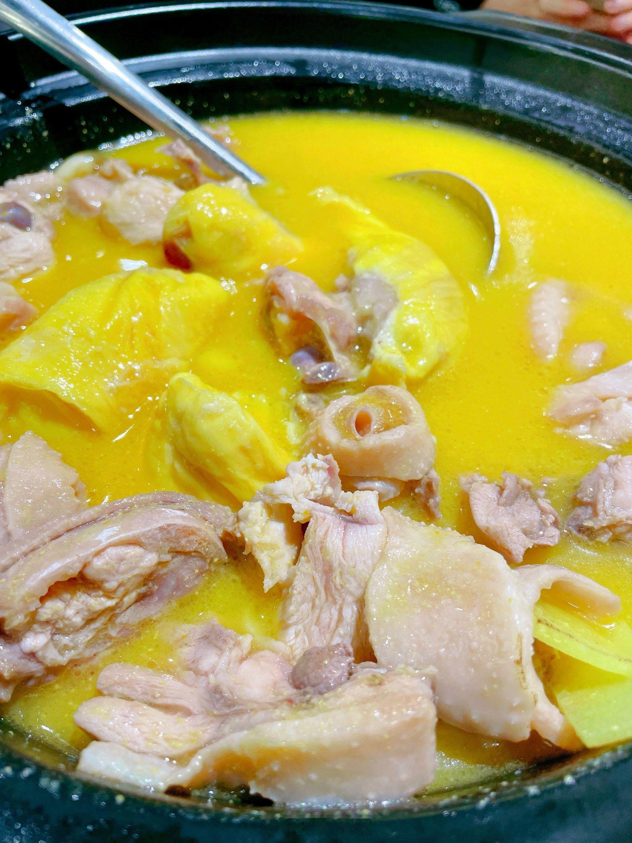 榴莲炖鸡真算不上黑暗料理！炖好的鸡肉软嫩入味，榴莲的甜香完全融进汤里，没有生啃时