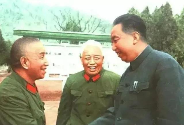 七十年代后期，华国锋同志与粟裕将军，宋时轮将军在一起，亲切交谈，嘘寒问暖，笑容满