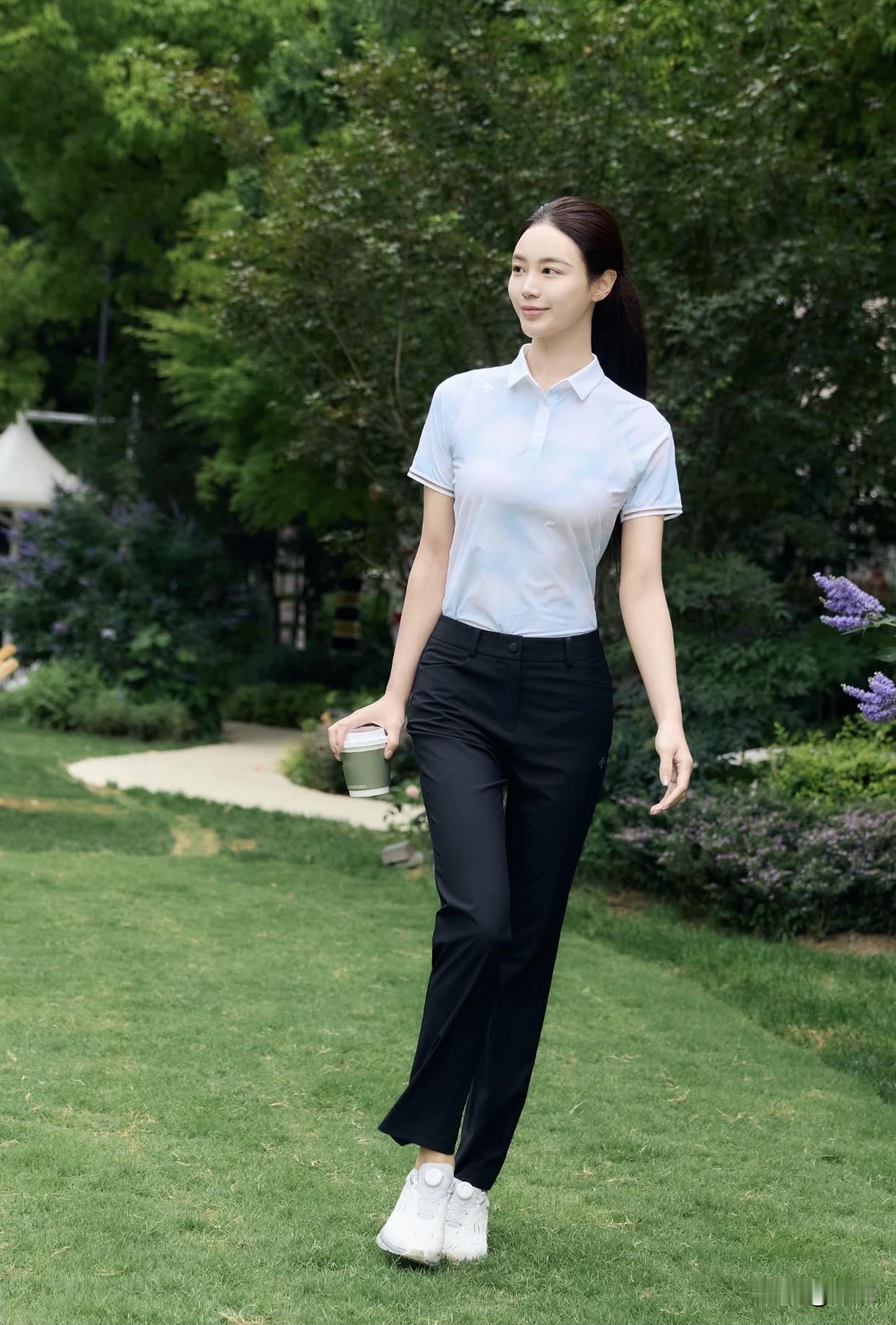 如何穿搭才能展现气质和高贵?白色衬衣黑蓝色长裤。白色衬衣清爽又百搭，自带一股知性