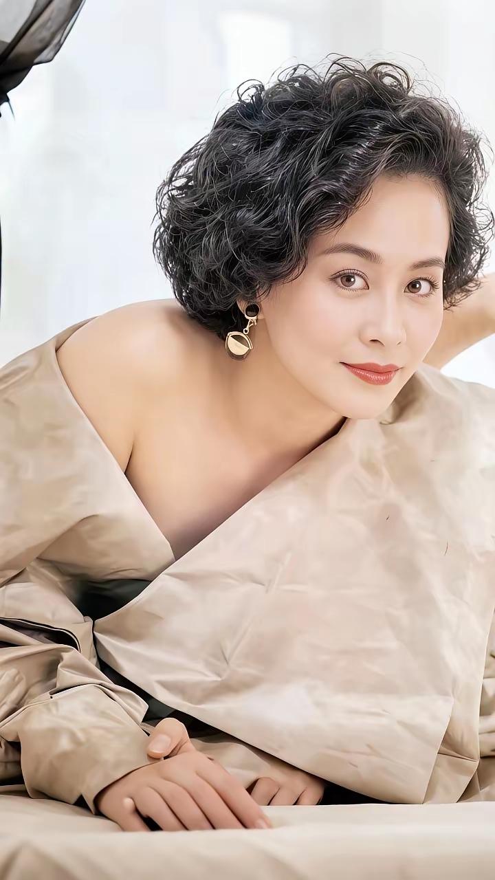 刘嘉玲颜值巅峰期的刘嘉玲港风造型，很像港姐李美凤！