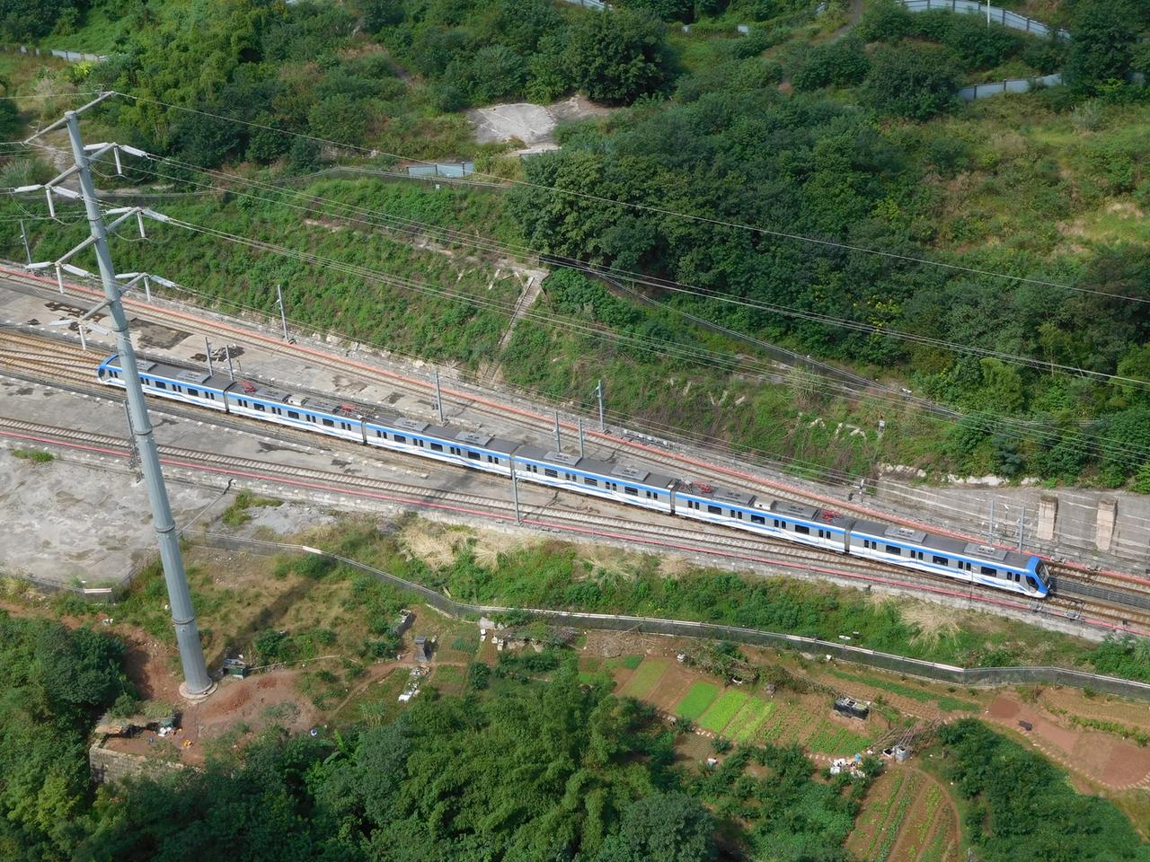 尽管现在成渝铁路江津到重庆段进行复线改造，将来要开行城市通勤动车组，不过将来往来