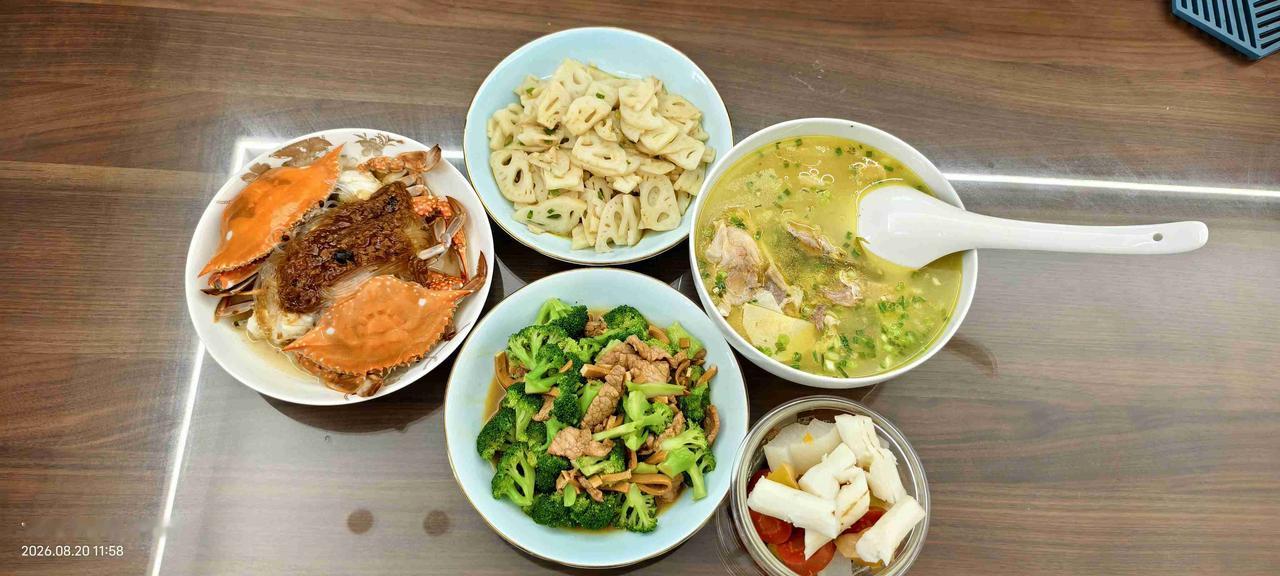 今儿这顿午饭，吃完往沙发一瘫，忍不住砸吧嘴——太满足了。主角必须是梭子蟹，团