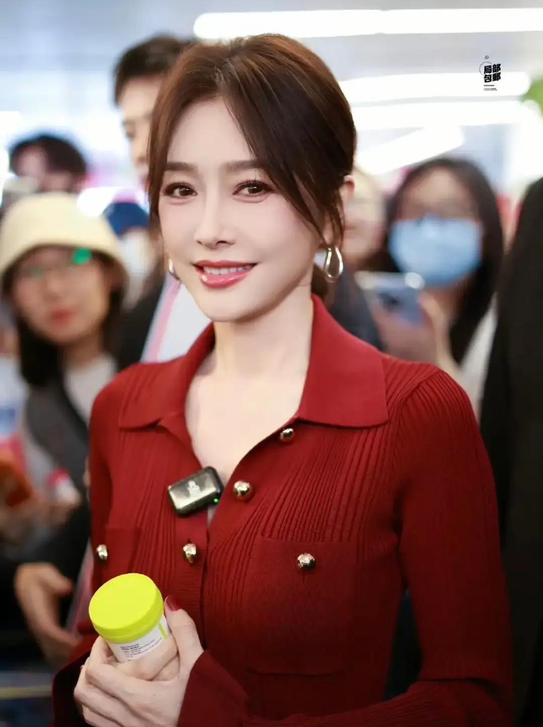 秦岚被甩，因为袜子乱扔不是劈腿，不是经济，是每天进门那双臭袜子。她男友受不