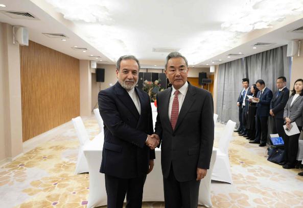 伊朗稳了，中国给承诺。当地时间7月24日，王毅外长在吉尔吉斯斯坦出席上合组织外长