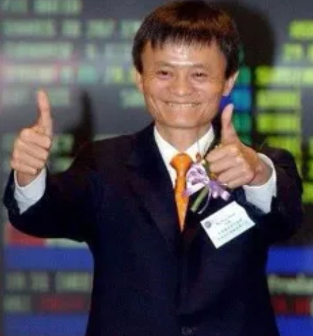 2018年，马云出差到达沈阳，赵本山为了尽地主之谊，安排了马云来到一家中餐厅。随