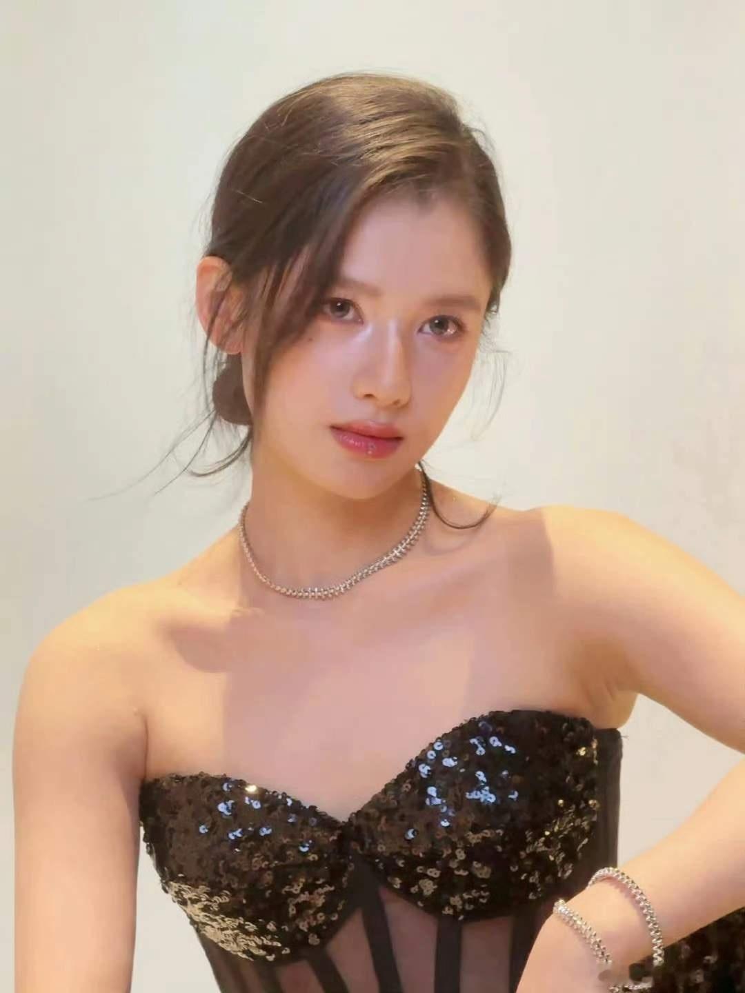 1.张婧仪好几部剧都没有特别出圈的，但仍然是公司一姐，老板就是喜欢她生人勿扰的公