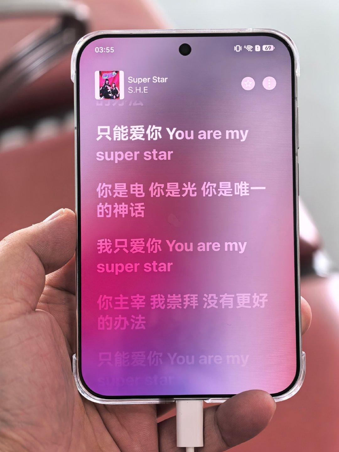 苹果面向安卓平台推出AppleMusic7.0测试版，首次引入“液态玻璃”设计语言，界面全面向iOS