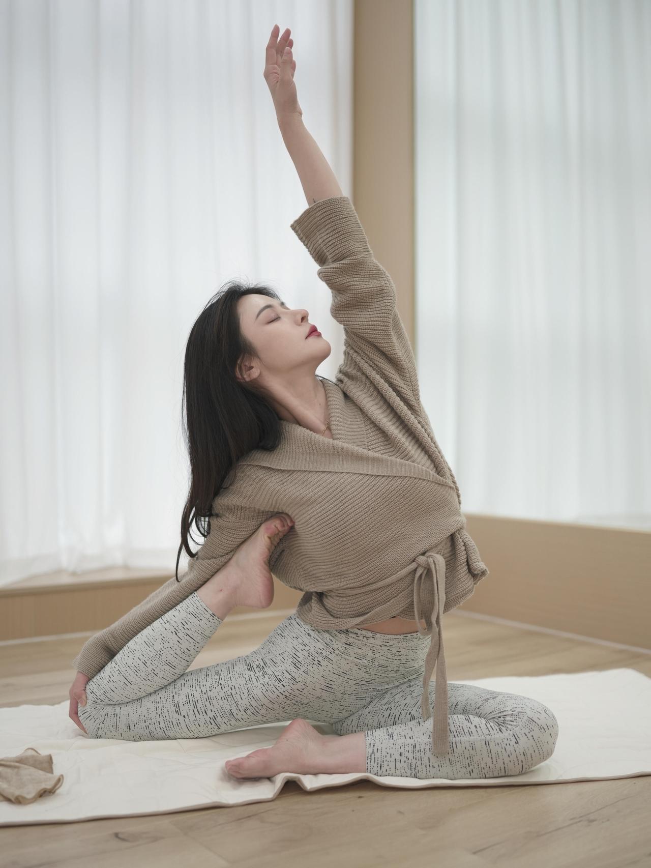 看完她们做瑜伽，我一个女的都心动了。