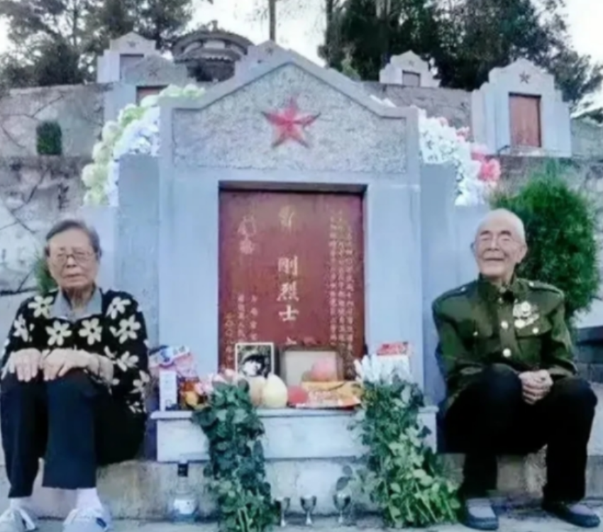 泪目了！2022年，两位老人感觉去日无多，趁有生之年千里迢迢来到儿子的墓前，他们